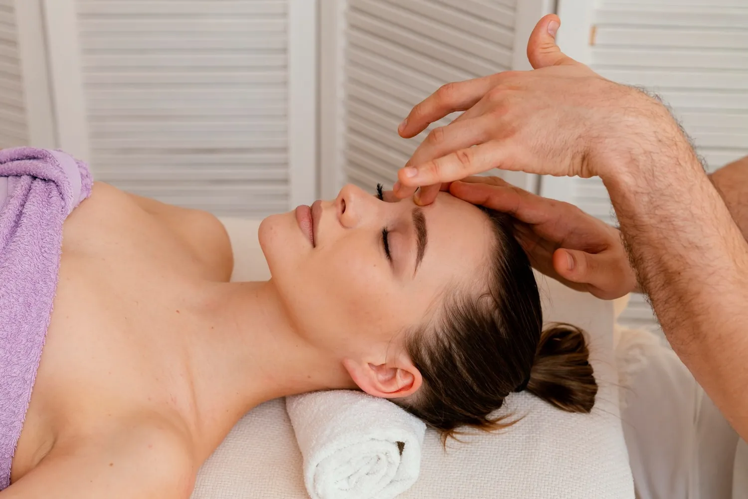 Imagem ilustrativa de massagem facial relaxante